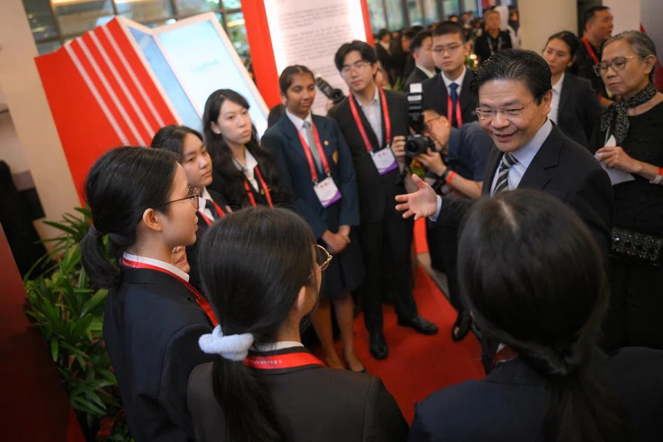 Perdana Menteri Lawrence Wong beramah mesra dengan para pelajar yang hadir di Ceramah S Rajaratnam 2025. Ceramah itu telah diadakan di Auditorium Universiti Teknologi dan Reka Bentuk Singapura (SUTD) pada 16 April.