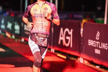 Encik Fadzly melintasi garisan penamat dengan mengenakan tanjak sebagai ‘trademark’ di acara Ironman yang berlangsung di Australia Barat, Busselton.