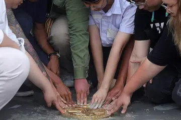 KENYATAAN RAKYAT: Satu plak disimen pada lantai oleh pembantah prodemokrasi di lelapang Sanam Luang di Bangkok kelmarin, menyusuli satu tunjuk perasaan yang menggesa keluarga diraja Thailand jangan mencampuri politik negara. Plak itu mengisytiharkan Thailand milik rakyat dan bukan raja. Bagaimanapun, plak tersebut telah ditanggalkan semalam. - Foto AFP