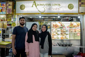 BERMUTU: (Dari kiri) Pemilik bersama Aroma Nasi Lemak dan Nasi Lemak Specialist, Encik Abdul Qadir Mohd Yusoff, Cik Mazwin Mohd Khan dan dibantu anaknya, Cik Aisyah Mohd Yusoff. 