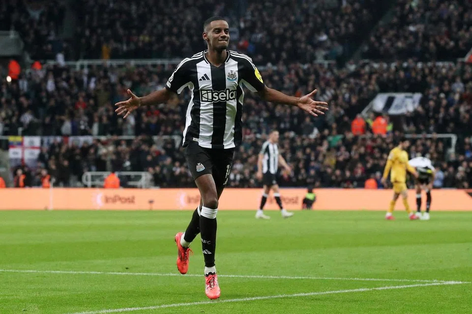 Penyerang Newcastle United, Alexander Isak, meraikan jaringan pertamanya dalam kemenangan 3-0 ke atas Wolves dalam perlawanan Liga Perdana England (EPL) pada 16 Januari. Beliau menjaringkan gol dalam lapan perlawanan EPL berturut-turut.