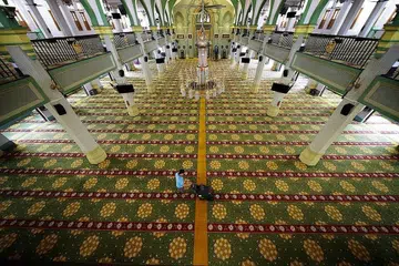 TERUS BURU PAHALA: Masjid merata negara termasuk Masjid Sultan mungkin masih ditutup, namun peluang terbuka untuk anggota keluarga menggunakan peluang yang ada mengeratkan ikatan kekeluargaan dengan menunaikan solat berjemaah, bertadarus dan mentadabbur iaitu merenung makna Al-Quran bersama. - Foto fail