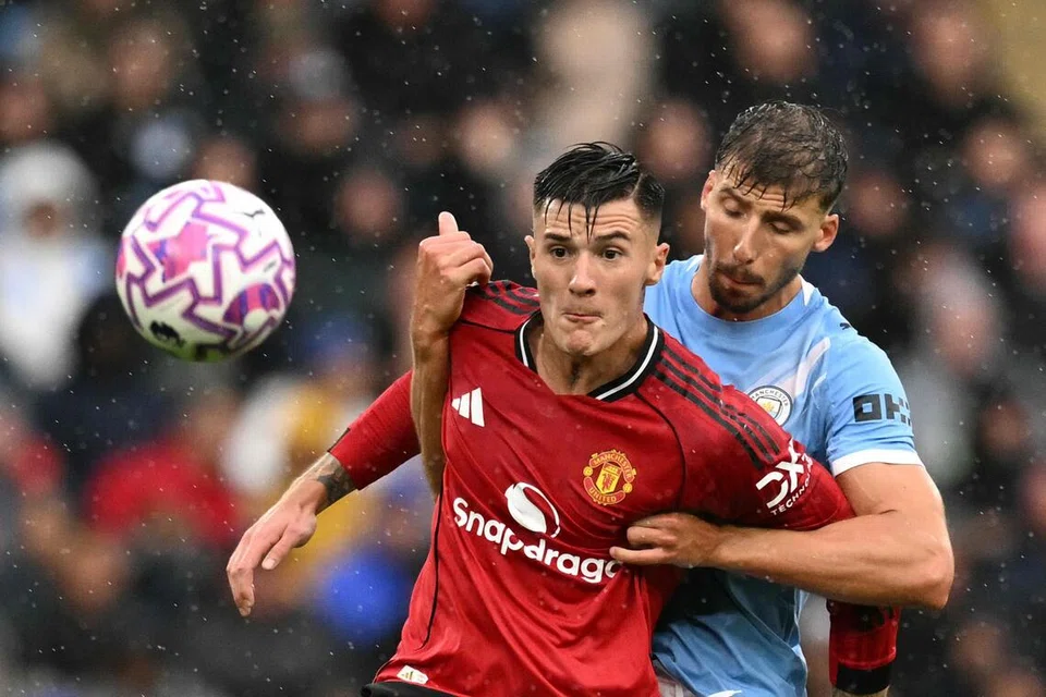 Manchester United telah membelanjakan sekitar 200 juta paun ($348 juta) untuk membawa masuk tiga pemain, antaranya, penyerang baru, Benjamin Sesko (depan), yang menyertai kelab tersebut daripada pasukan Jerman RB Leipzig dengan kos 74 juta paun (sekitar $129 juta).