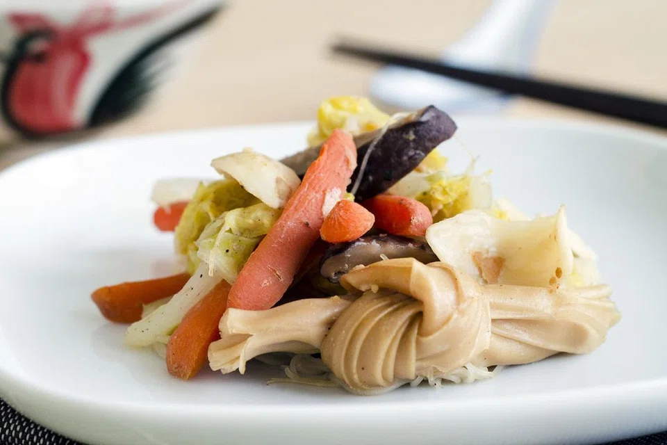 MAKANAN SIHAT: Capcai Nyonya antara makanan sihat dan seimbang yang boleh disediakan sebagai pelengkap bersenam. - Foto LEMBAGA PENGGALAK KESIHATAN