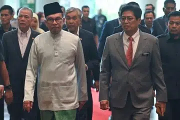 Perdana Menteri Malaysia, Datuk Seri Anwar Ibrahim (kiri) dan Ketua Suruhanjaya Pencegahan Rasuah Malaysia (SPRM), Tan Sri Azam Baki (kanan).