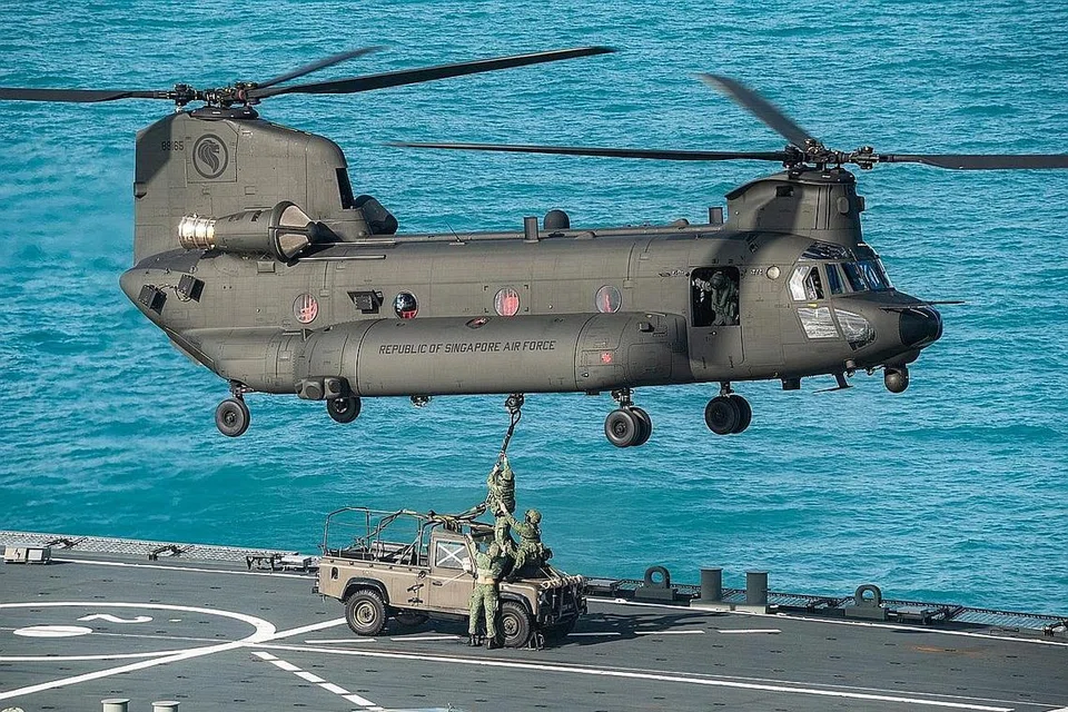 LATIHAN BERSEPADU: Angkatan Bersenjata Singapura (SAF) mengadakan latihan bersepadu, Latihan 'Wallaby', melibatkan askar dari tentera udara, darat dan laut yang berlangsung dari 13 September hingga 21 Oktober di kawasan latihan Shoalwater Bay, di Queensland, Australia. Latihan bagi tahun ini telah dikecilkan akibat pandemik, dengan hanya sekitar 600 askar mengambil bahagian, berbanding sehingga 4,000 askar pada tahun-tahun sebelum Covid-19 menular. (Gambar kanan, atas) Helikopter Chinno CH-47F, yang mampu mengangkut muatan berat, digunakan buat pertama kali dalam latihan ini. (Gambar kanan, bawah) Askar dari tentera darat dan tentera laut melakukan latihan dari kapal ke darat. - Foto MINDEF