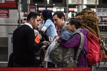 TIMBULKAN TANDA TANYA: Ramai pengembara termasuk penumpang di Lapangan Terbang Ataturk, Istanbul, yang terjejas dengan peraturan mengenai peranti elektrik berasa gusar dengan peraturan terbaru itu. - Foto AFP