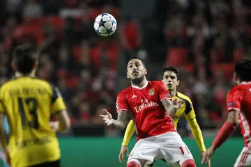 Kostas Mitroglou menjaringkan gol bagi Benfica mengalahkan Borussia Dortmund 1-0 dalam perlawanan pertama mereka dalam pusingan 16 terakhir Liga Juara-Juara pada Selasa (14 Feb) di Stadium Cahaya di Lisbon, Portugal. 