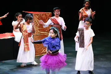 BUKAN PEMENTASAN BIASA: Murid Persatuan Disleksia Singapura (DAS) ini berjaya membawa watak mereka dengan berkesan dalam satu pementasan adaptasi drama karya Shakespeare kelmarin. Ini merupakan pencapaian cukup membanggakan kerana pembacaan dan penghafalan skrip merupakan tugas yang penuh cabaran bagi kanak-kanak yang mempunyai disleksia. - Foto DAS