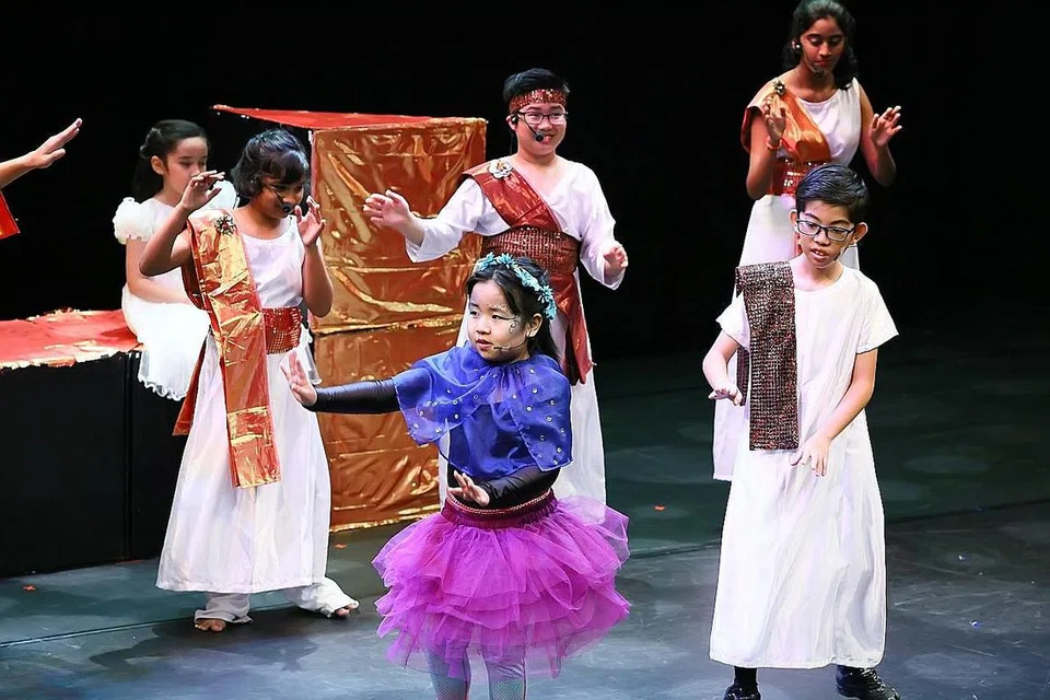BUKAN PEMENTASAN BIASA: Murid Persatuan Disleksia Singapura (DAS) ini berjaya membawa watak mereka dengan berkesan dalam satu pementasan adaptasi drama karya Shakespeare kelmarin. Ini merupakan pencapaian cukup membanggakan kerana pembacaan dan penghafalan skrip merupakan tugas yang penuh cabaran bagi kanak-kanak yang mempunyai disleksia. - Foto DAS