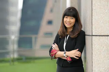 Cik Wong Sze Keed, ketua pegawai eksekutif (CEO) AIA Singapore, menarik perhatian kepada prestasi perniagaan syarikat yang kukuh merentasi jumlah pendapatan premium berwajaran dan keuntungan operasi selepas cukai pada 2024.