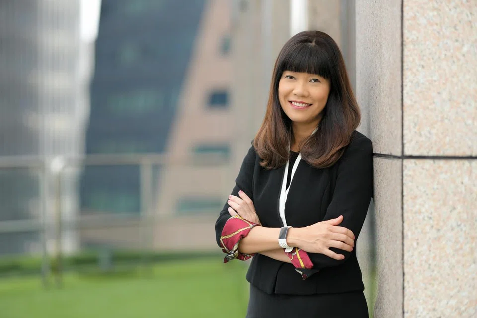Cik Wong Sze Keed, ketua pegawai eksekutif (CEO) AIA Singapore, menarik perhatian kepada prestasi perniagaan syarikat yang kukuh merentasi jumlah pendapatan premium berwajaran dan keuntungan operasi selepas cukai pada 2024.