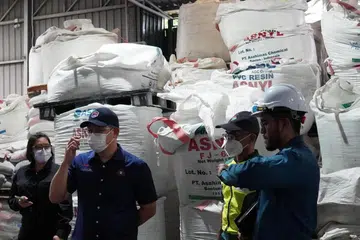 Pengerusi Jawatankuasa Kesihatan dan Alam Sekitar Johor, Encik Ling Tian Soon (tiga dari kanan) menyertai pasukan Jabatan Alam Sekitar Johor mengadakan pemeriksaan di kilang berhampiran susulan pencemaran bau di Sungai Pandai, Johor Bahru.