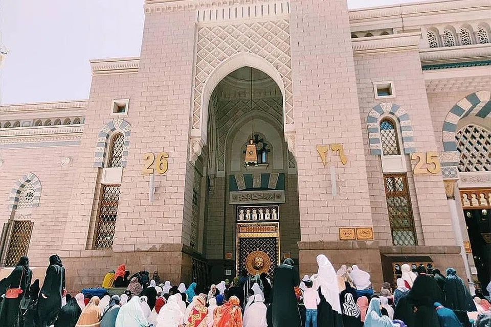 BERKUMPUL DI LUAR: Pintu masuk Masjid Nabawi untuk ke Taman Raudah. - Foto HAFIZA TALIB 
