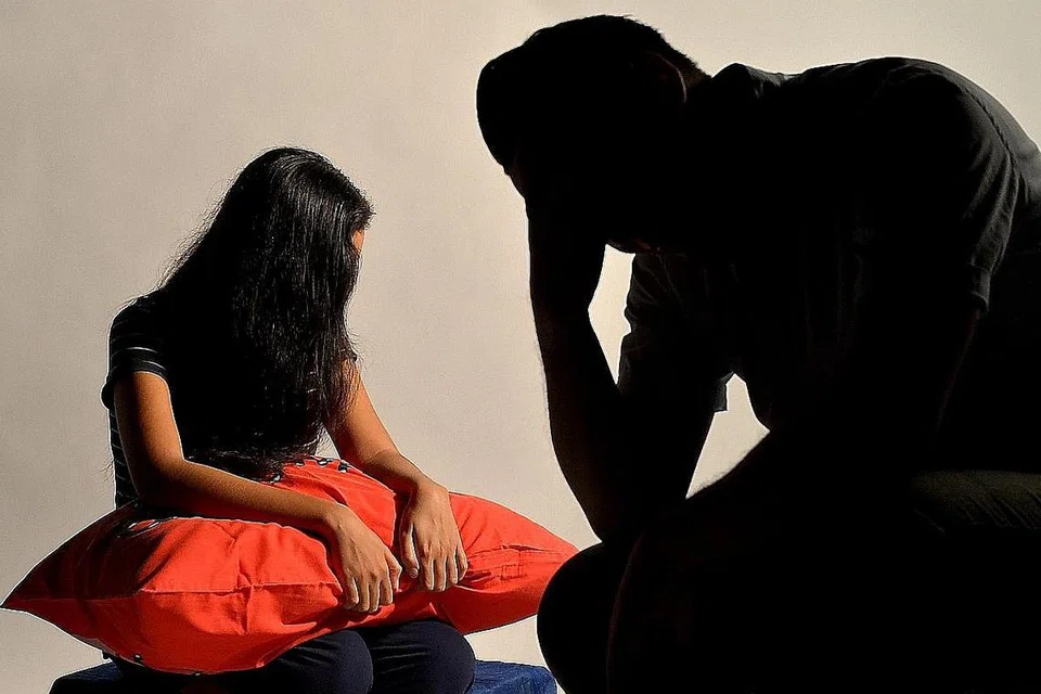 KESAN PERCERAIAN: Ibu bapa yang membuat keputusan tidak lagi dapat hidup bersama perlu memikirkan kesannya terhadap anak mereka. - Foto hiasan
