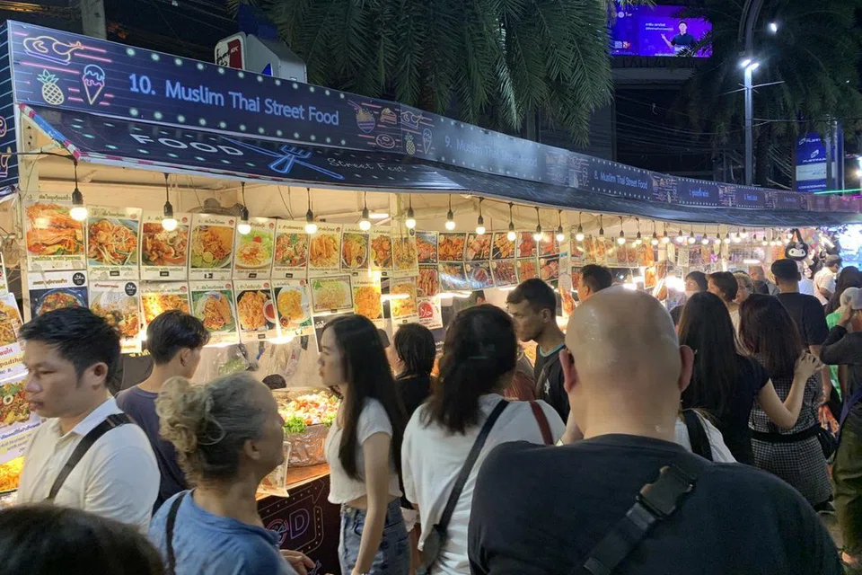 PELBAGAI PILIHAN: Terdapat banyak pilihan makanan halal yang disediakan. 