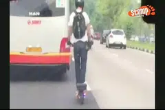 TINDAKAN MENGGADAI NYAWA: Seorang penunggang skuter elektronik dirakam merentasi lorong kiri untuk masuk ke lorong tengah lalu memotong sebuah bas SMRT. Tindakannya yang berbahaya ini dirakam dari sebuah kereta di kawasan Mandai Road. - Foto STOMP