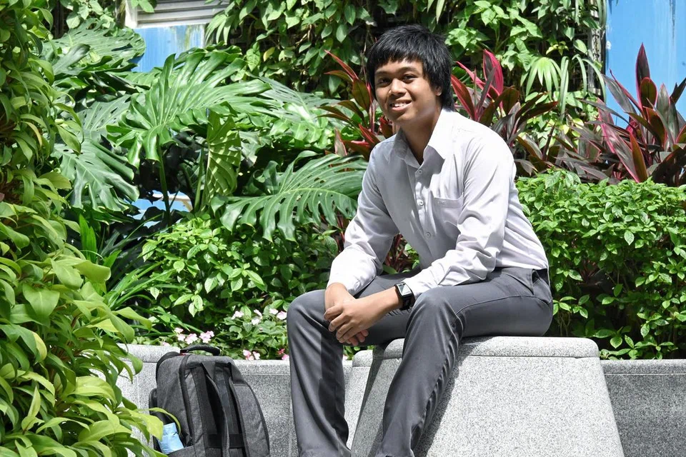 Luqmanul Hakim Shamsir Ali kini mengikuti pengajian Pengurusan Pelancongan dengan Teknologi di Politeknik Republic. Lulusan ITE dalam kursus Nitec Perkhidmatan Perniagaan ini menerima Anugerah Bestari Cemerlang semasa majlis anugerah 4PM-ITE pada 29 Disember.