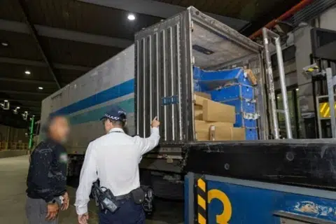 Pemandu asing yang mempunyai tunggakan denda atas kesalahan lalu lintas, tempat letak kereta atau pelepasan asap kenderaan mungkin dilarang memasuki Singapura.