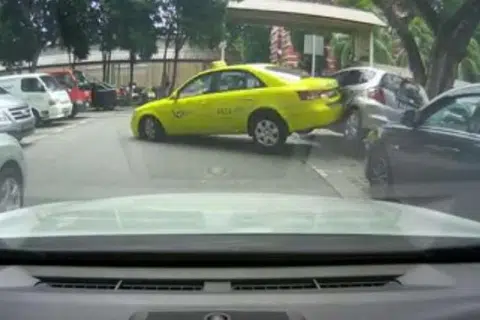 Teksi kuning City Cab ini berundur pada kelajuan agak tinggi dan melanggar sebuah kereta yang diletak di sebuah tempat letak kereta di Redhill. 