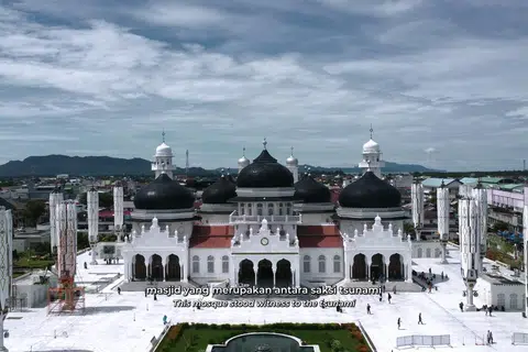 Salah satu adegan daripada dokumentari, ‘Gelombang Perubahan: Aceh 20 Tahun Selepas Dibadai Tsunami’ yang menampilkan Masjid Raya Baiturrahman kini. Dokumentari ini boleh ditonton di semua wadah media sosial Berita Harian (BH). 