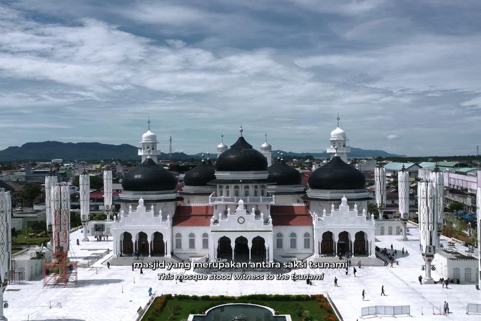 Salah satu adegan daripada dokumentari, ‘Gelombang Perubahan: Aceh 20 Tahun Selepas Dibadai Tsunami’ yang menampilkan Masjid Raya Baiturrahman kini. Dokumentari ini boleh ditonton di semua wadah media sosial Berita Harian (BH). 