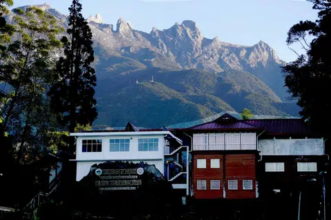 DAPAT PENGIKTIRAFAN: Suasana awal pagi di Taman Kinabalu di sekitar Gunung Kinabalu, Sabah. Taman Geologi Unesco Kinabalu meliputi kawasan seluas 4,750 kilometer persegi.