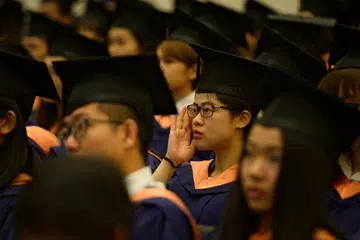 PEMBELAJARAN LEBIH LUAS: Golongan pelajar di Institut Pengajian Tinggi akan ditawarkan lebih banyak pembelajaran pengalaman termasuk pendedahan di luar negara dan pembelajaran amali. - Foto fail.