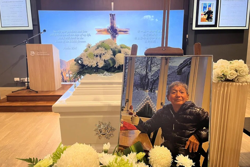 Upacara penghormatan Encik Harry Tan di Garden of Remembrance di Old Choa Chu Kang Road. Beliau hilang ketika mendaki berhampiran kawasan Gunung Everest dan ditemui pada 4 Oktober selepas operasi mencari dan menyelamat.