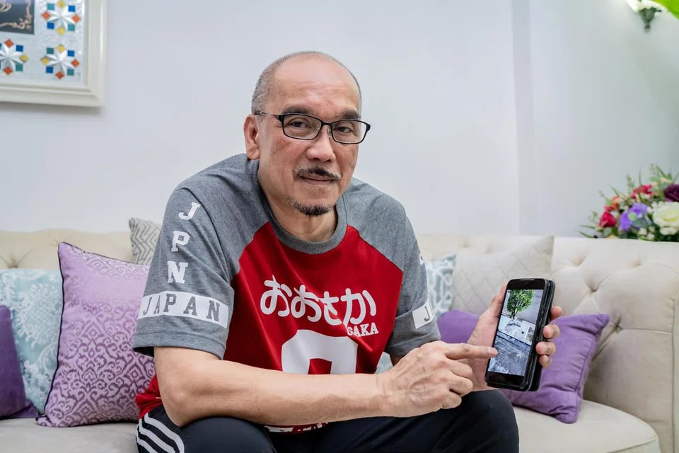 RUMAH PERLU DIPERBAIKI: Encik Ramli Abdul Razak menunjukkan gambar-gambar keadaan rumahnya di Johor Bahru yang mengalami kerosakan dek terbiar selama lebih dua tahun akibat pandemik. Beliau telah membelanjakan sekitar RM20,000 ($5,900) bagi kerja-kerja pembaikan, seperti membikin semula lantai yang merekah dan pecah, mengecat tembok yang berlumut dan membetulkan wayar elektrik.