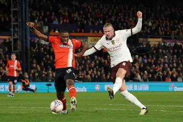 Erling Haaland (kanan) menjaringkan gol kedua Manchester City, yang menundukkan Luton 6-2 untuk mara ke suku akhir Piala FA. 