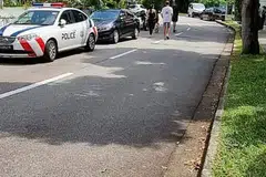 Kereta polis kelihatan masih berada berhampiran dengan taman permainan semasa wartawan Berita Harian tiba di tempat kejadian. 