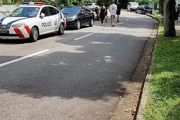 Kereta polis kelihatan masih berada berhampiran dengan taman permainan semasa wartawan Berita Harian tiba di tempat kejadian. 
