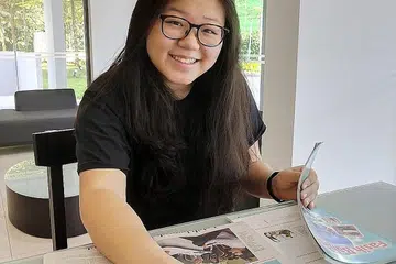 SOH RUI XUAN REEANN: Selain gemar membaca buku Melayu, ReeAnn, pelajar menengah dua Sekolah Perempuan Raffles (RGS), juga kerap membaca akhbar seperti 'Berita Harian' dan menonton warta berita dalam bahasa Melayu setiap hari. - Foto JUHAIRIAH HALIM