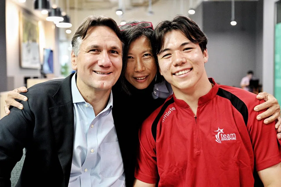 (Dari kanan) Atlet foil lelayang Singapura, Maximilian Maeder, bersama ibu bapanya, Teng Hwee Keng (tengah) dan Valentin Maeder.