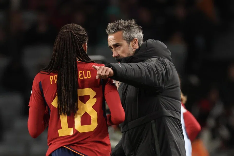 BERI PANDUAN: Pengurus Sepanyol Jorge Vilda (kanan) memberi arahan kepada Salma Paralluelo semasa perlawanan Kumpulan C menentang Zambia.