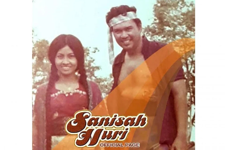 SEMPAT BERLAKON: Sanisah bersama Aziz Jaafar menjayakan drama purba 'Pembelot' bagi slot program popular televisyen, 'Sandiwara'. Foto ini antara yang dimuatnaik dalam laman media sosial Sanisah Huri Fan Page. - FOTO SANISAH HURI FAN PAGE