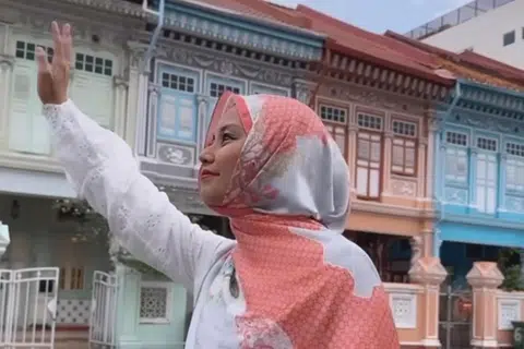 MENARIK: Tudung SG58 edisi Hari Kebangsaan Diyana Halik antara lain merakamkan lukisan pemandangan rumah pra-perang yang beraneka warna di Joo Chiat Road.