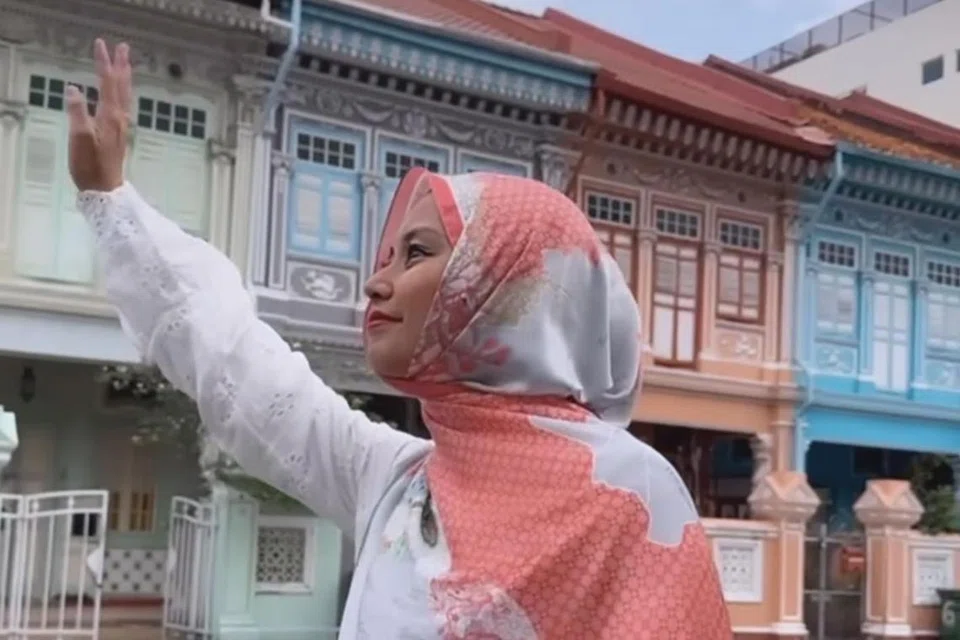 MENARIK: Tudung SG58 edisi Hari Kebangsaan Diyana Halik antara lain merakamkan lukisan pemandangan rumah pra-perang yang beraneka warna di Joo Chiat Road.