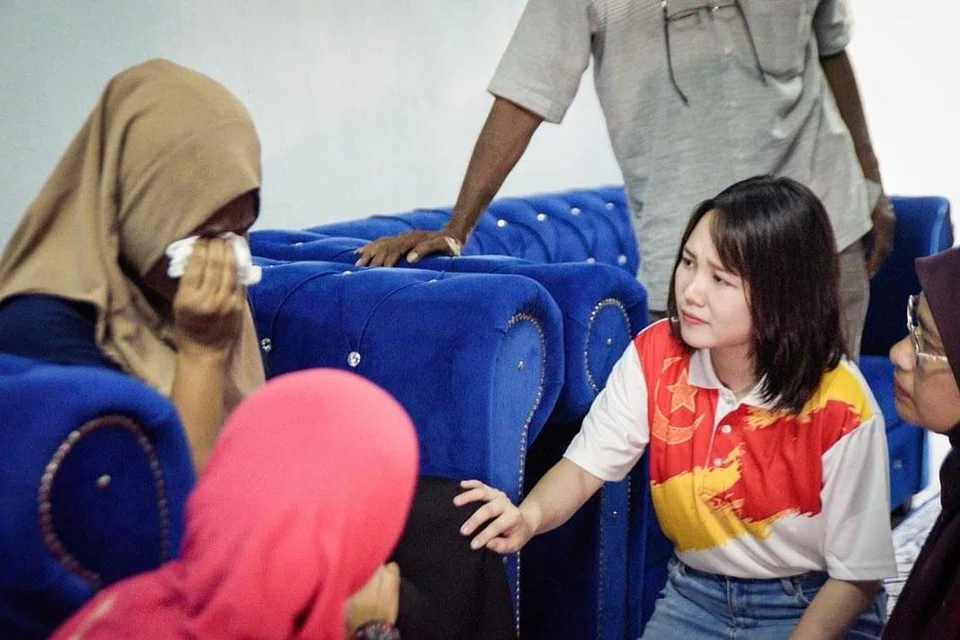 Calon Pakatan Harapan untuk Pilihan Raya Kecil kerusi Dewan Undangan Negeri (DUN) Kuala Kubu Bharu di Selangor, Cik Pang Sock Tao (dua dari kanan), menziarahi seorang ibu tunggal yang baru kehilangan suami ketika berkempen pada 30 April.