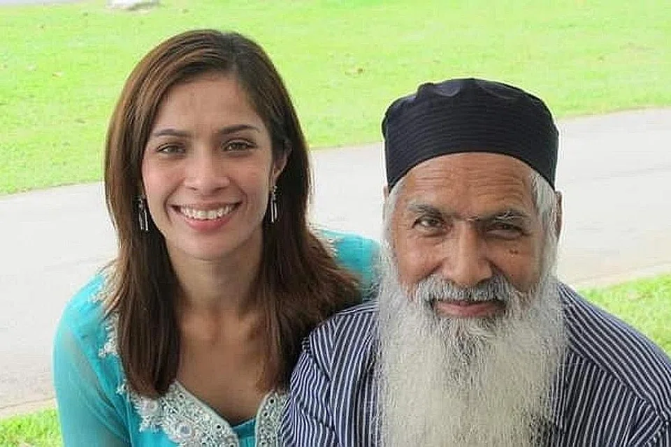 BERSAMA BAPA TERSAYANG: Cik Kohe bersama bapanya, Encik Mahmoodul Hasan. Semasa kecil, beliau sering membantu bapanya mengendalikan kedai kopi miliknya di KTM. - Foto ihsan KOHE HASAN