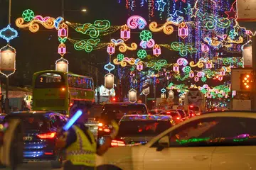 PASANG LAMPU: Setiap Ramadan dan menjelang Syawal, hiasan lampu warna-warni dipasang di kawasan Geylang Serai untuk memeriahkan suasana. 