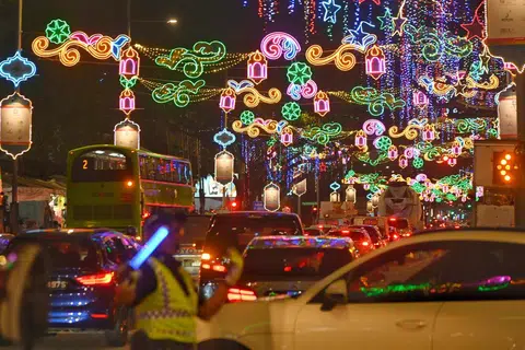PASANG LAMPU: Setiap Ramadan dan menjelang Syawal, hiasan lampu warna-warni dipasang di kawasan Geylang Serai untuk memeriahkan suasana. 