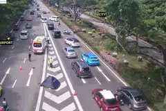 NAHAS BAWA MAUT: Khemah biru - digunakan untuk menutup mayat - ditubuhkan polis di tanda chevron di lebuh raya.