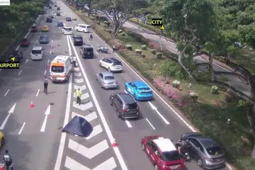 NAHAS BAWA MAUT: Khemah biru - digunakan untuk menutup mayat - ditubuhkan polis di tanda chevron di lebuh raya.
