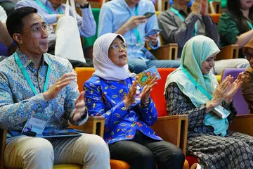 Kelab Heal menganjurkan Persidangan Penyembuhan dan Pemulihan yang dirasmikan oleh Puan Halimah Yacob (tengah) bersama Presiden Kelab Heal, Dr Khairul Hazwan (kiri) dan pengasasnya, Dr Radiah Salim (kanan).