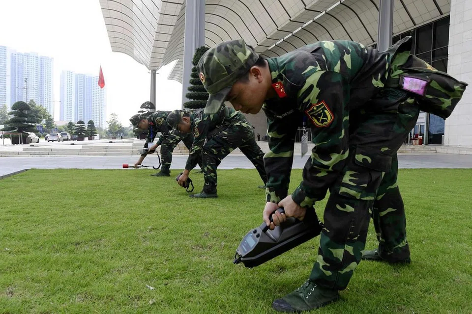 KESELAMATAN KETAT: Anggota tentera Vietnam memeriksa kawasan Pusat Konvensyen Nasional di Hanoi menjelang pembukaan Forum Ekonomi Dunia mengenai ASEAN Isnin lalu. - Foto AFP 