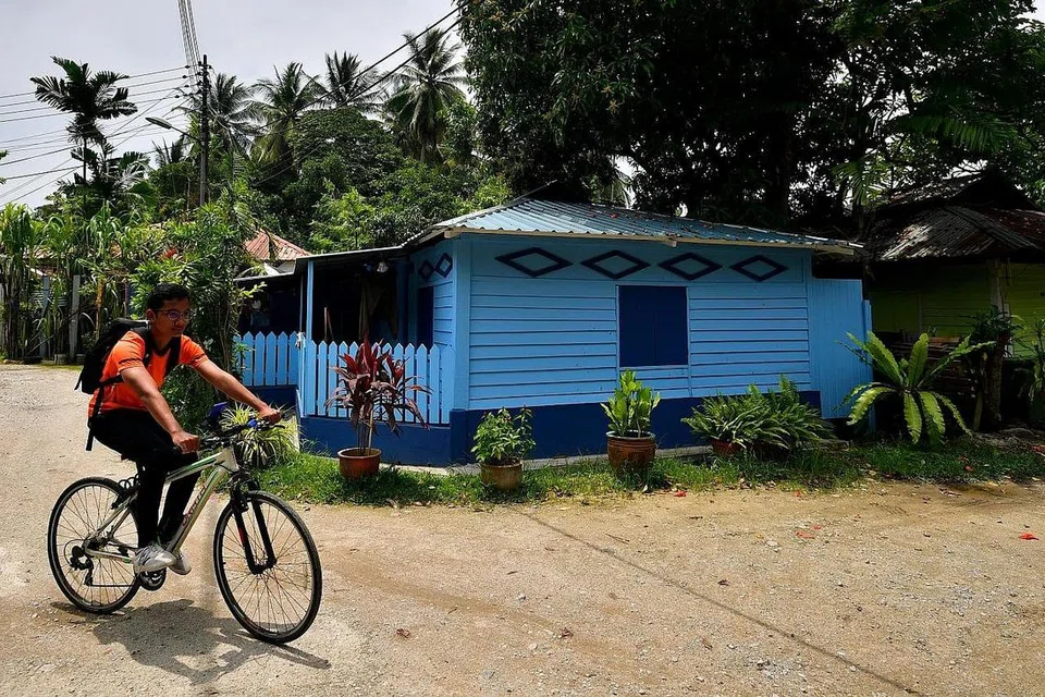 Foto dipetik pada Oktober lalu. Golongan yang bersenam termasuk berbasikal dibolehkan tidak mengenakan pelitup muka. - Foto BH oleh LIM YAOHUI 