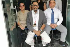 BUKA LEMBARAN BARU DENGAN TEKAD MEMBARA: Letchmenon (depan, tengah), bersama jawatankuasa eksekutif ABPS (Singapore) - (depan, dari kiri) Kapten (Bersara) Richard Teng (naib presiden); Alan Ng (naib presiden eksekutif); dan (belakang, dari kiri) Rujok Pandi (setiausaha kehormat); Bindiya Fam (naib presiden); dan Abdullah Jaafar (eksko, jurulatih nasional) - berharap usaha mereka membangunkan semula sukan bina badan setempat akan mendapat restu daripada SNOC. - Foto ABPS (SINGAPORE)