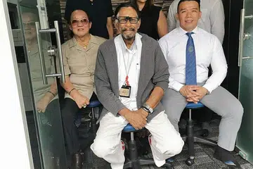 BUKA LEMBARAN BARU DENGAN TEKAD MEMBARA: Letchmenon (depan, tengah), bersama jawatankuasa eksekutif ABPS (Singapore) - (depan, dari kiri) Kapten (Bersara) Richard Teng (naib presiden); Alan Ng (naib presiden eksekutif); dan (belakang, dari kiri) Rujok Pandi (setiausaha kehormat); Bindiya Fam (naib presiden); dan Abdullah Jaafar (eksko, jurulatih nasional) - berharap usaha mereka membangunkan semula sukan bina badan setempat akan mendapat restu daripada SNOC. - Foto ABPS (SINGAPORE)